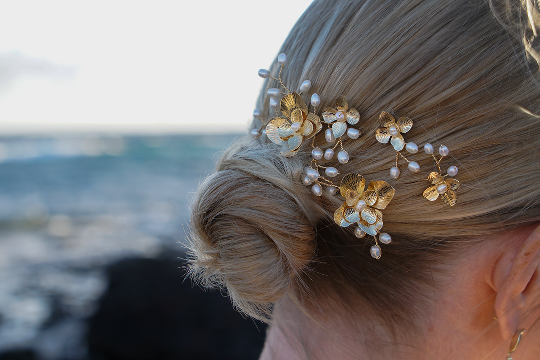 Gaia - Goldene Blume und Süßwasserperlen Haarnadel Set (x5)