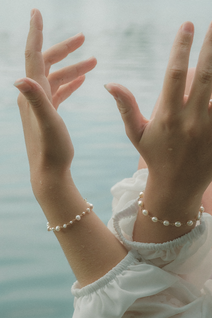 Lou - Dainty Rosary Chain Bracelet with Natural pearl and Toggle Clasp