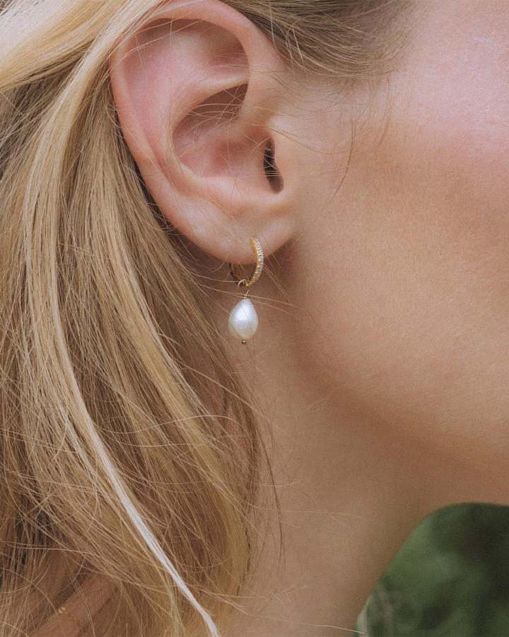 Lili - Boucles d'oreilles créoles Pavé avec perle d'eau douce en goutte