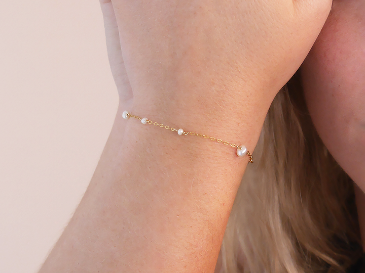 Aimée - Dainty natural pearl bracelet